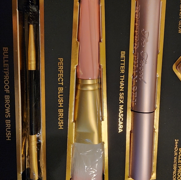 Too Faced All You Need is Love & Makeup Gift Box, NWT - Picture 6 of 12